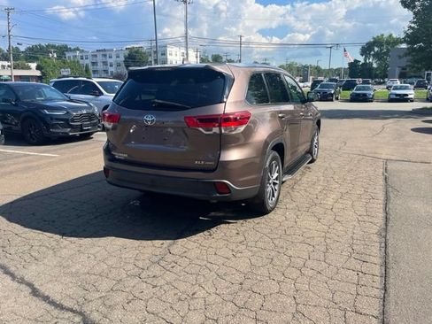 Used 2017 Toyota Highlander XLE AWD/4WD image 12