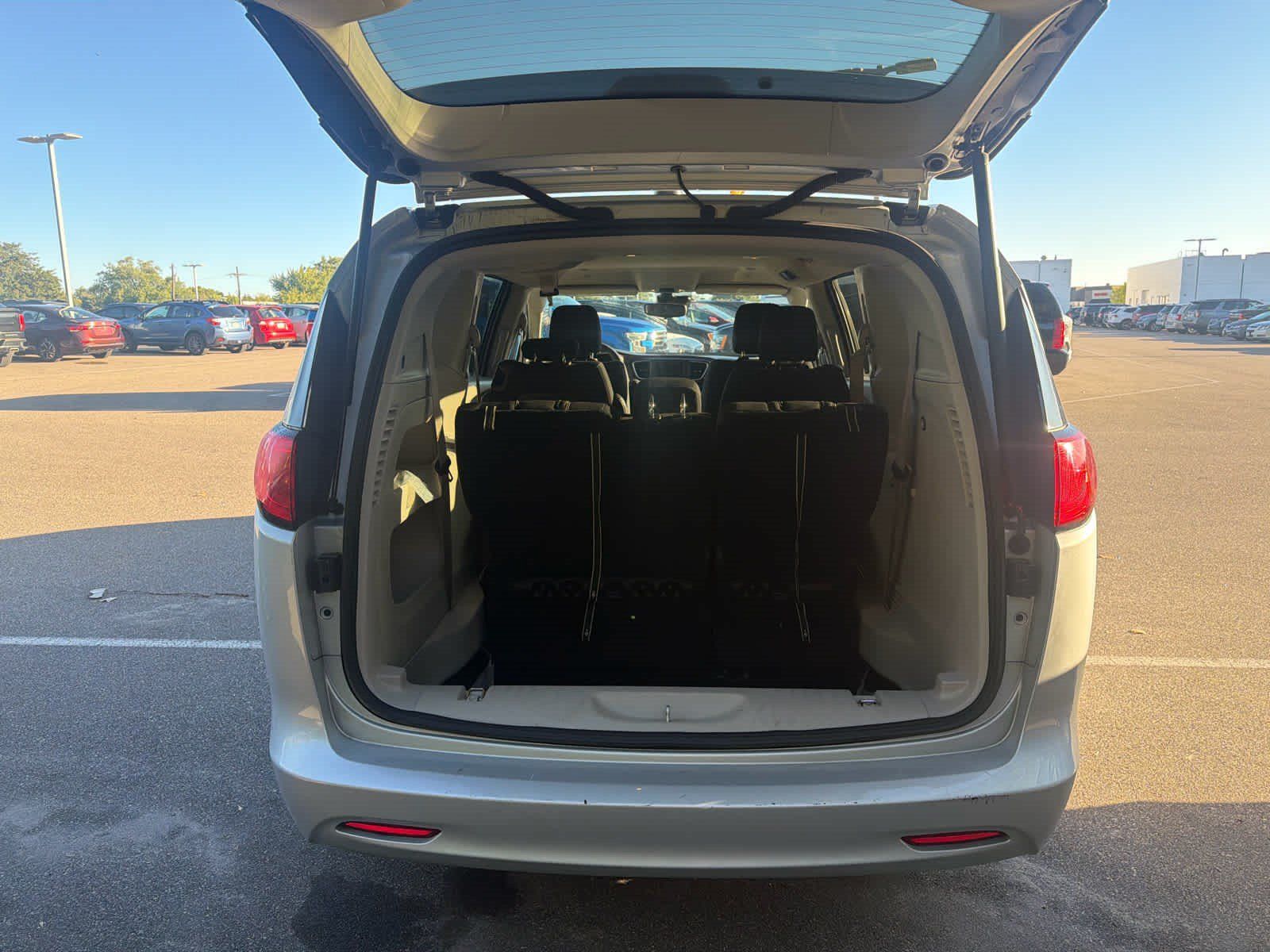 Used 2023 Chrysler Voyager LX FWD image 7