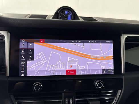 Certified 2024 Porsche Macan AWD/4WD image 27