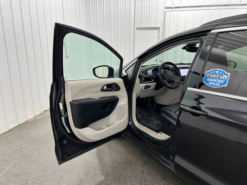 Used 2022 Chrysler Pacifica Touring-L FWD image 22