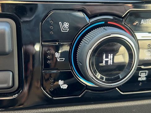 Used 2025 Chevrolet Silverado 2500 ZR2 w/ Technology Package image 15