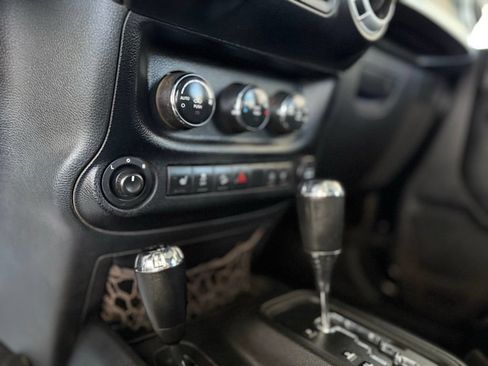 Used 2013 Jeep Wrangler Unlimited Rubicon w/ Connectivity Group AWD/4WD image 28