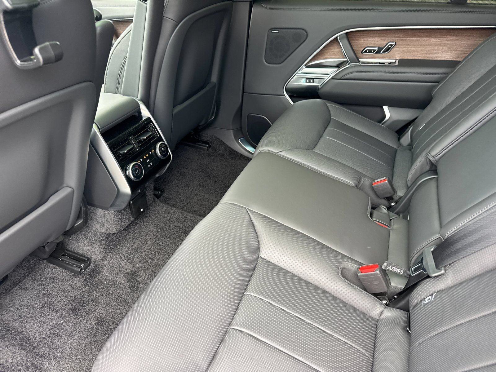 New 2026 Land Rover Range Rover Long Wheelbase SE AWD/4WD image 12