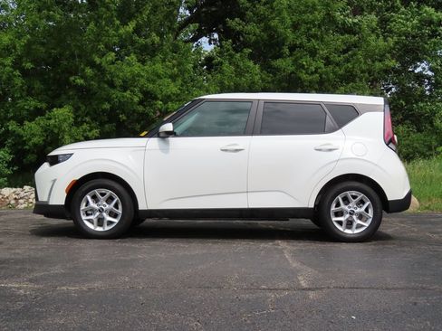 Certified 2025 Kia Soul LX w/ LX Technology Package FWD image 8