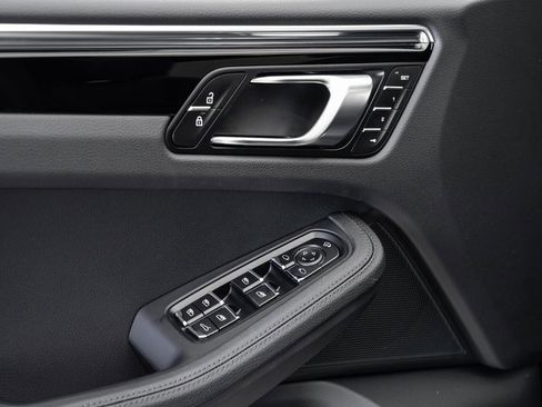 Certified 2025 Porsche Macan image 8