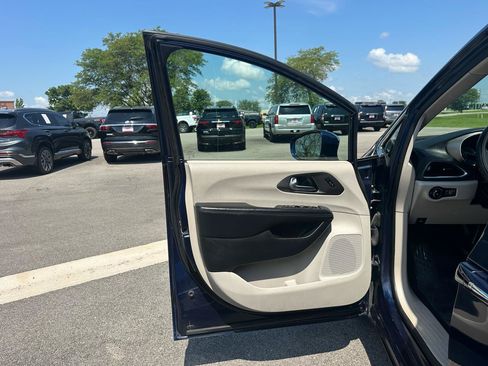 Used 2019 Chrysler Pacifica Limited FWD image 11