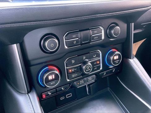 Used 2022 Chevrolet Suburban LT w/ Luxury Package image 18