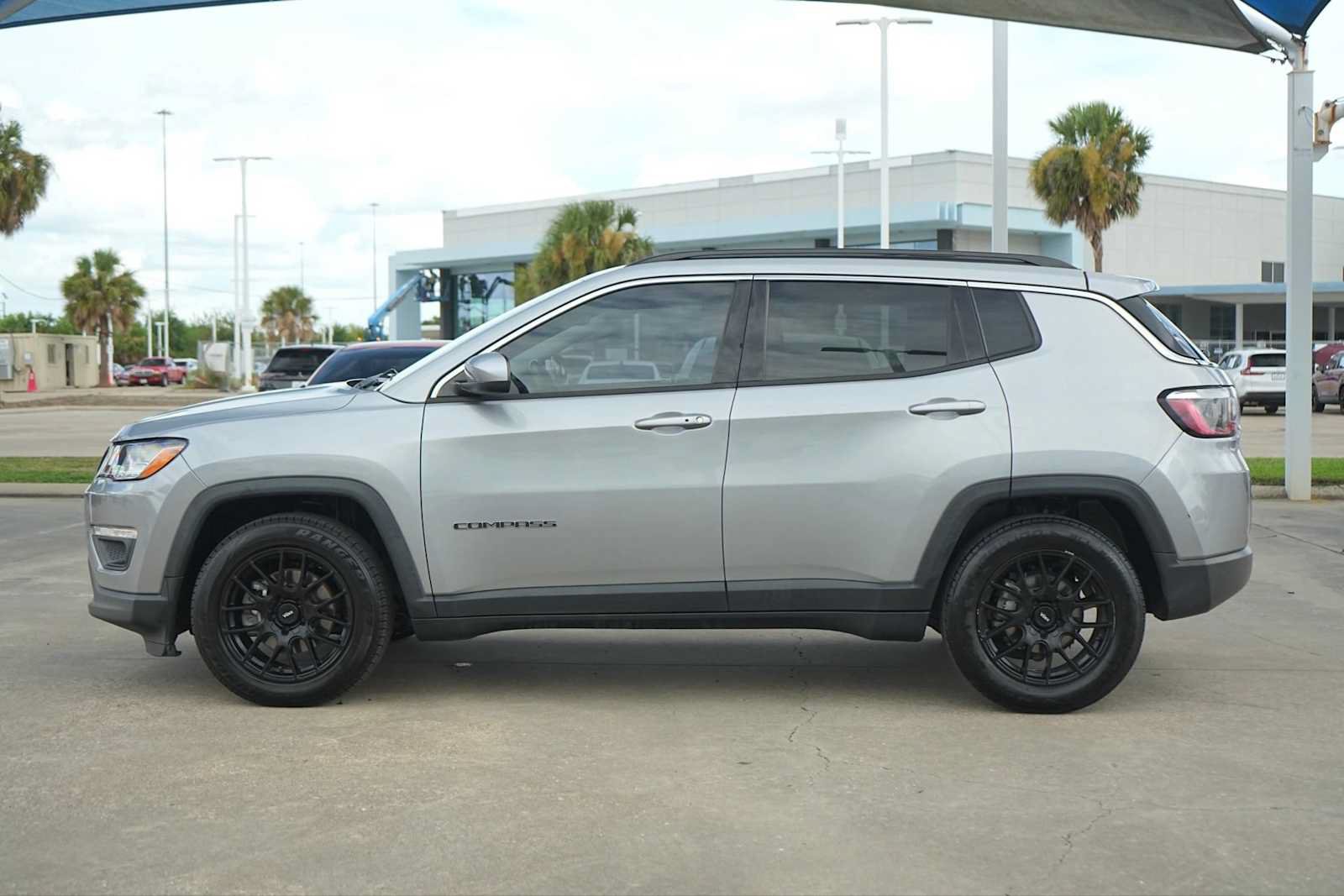 Used 2021 Jeep Compass Latitude w/ Convenience Group FWD image 3