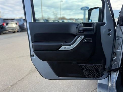 Used 2016 Jeep Wrangler Unlimited Sahara w/ Connectivity Group image 10