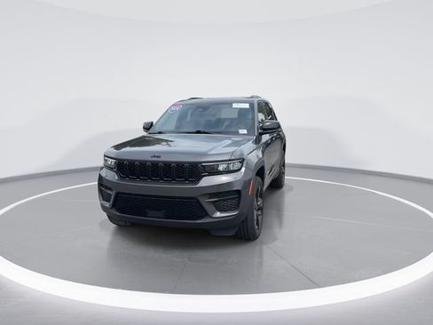 Used 2024 Jeep Grand Cherokee Altitude AWD/4WD image 2