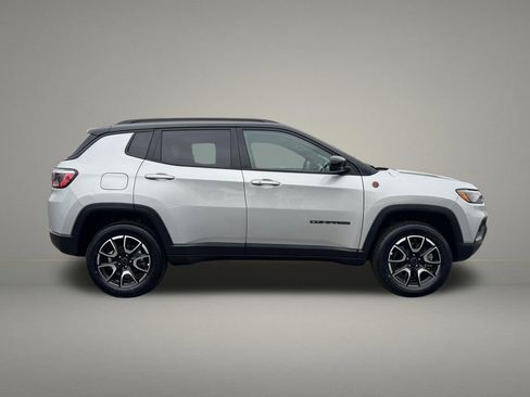 Used 2025 Jeep Compass Trailhawk AWD/4WD image 6