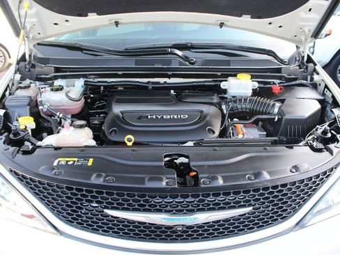 Used 2020 Chrysler Pacifica Limited w/ Advanced Safetytec Group FWD image 42