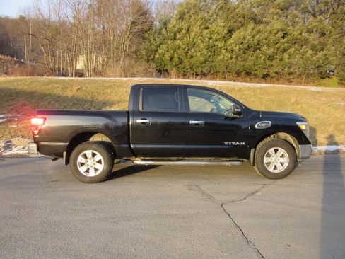 Used 2017 Nissan Titan SV image 2
