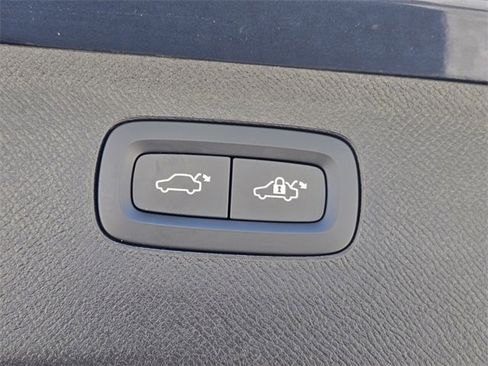 Certified 2023 Volvo XC90 B6 Core w/ Climate Package image 18