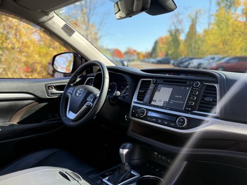 Used 2017 Toyota Highlander XLE image 42
