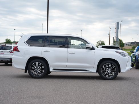 Used 2016 Lexus LX 570 4WD w/ Luxury Package image 2