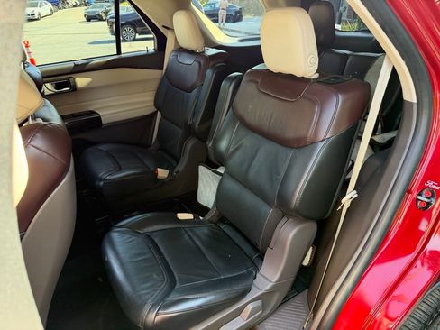 Used 2020 Ford Explorer Platinum w/ Premium Technology Package image 32