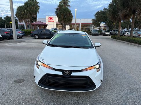 Used 2026 Toyota Corolla LE FWD image 5
