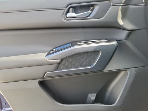 Certified 2025 Nissan Pathfinder SL FWD image 14