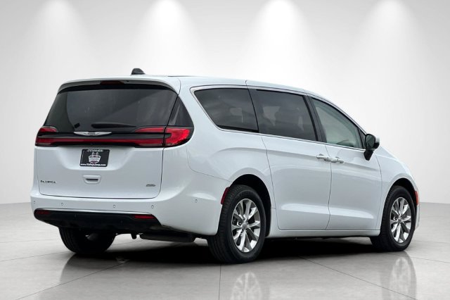 Used 2023 Chrysler Pacifica Touring-L AWD/4WD image 4