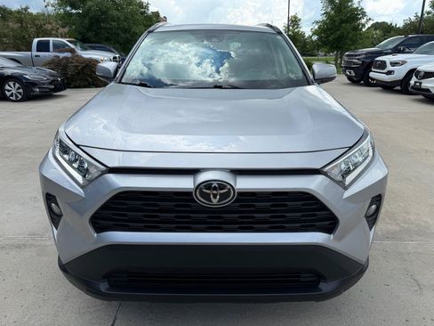 Used 2021 Toyota RAV4 XLE w/ Convenience Package FWD image 2