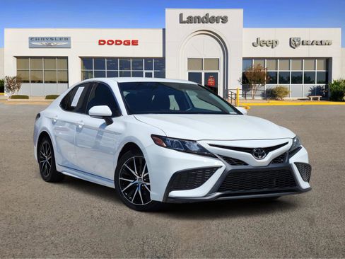 Used 2023 Toyota Camry SE FWD image 1