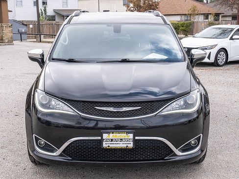 Used 2019 Chrysler Pacifica Limited image 2