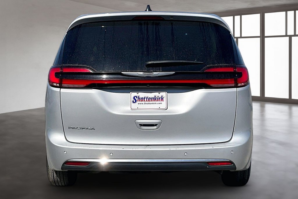 Used 2024 Chrysler Pacifica Touring-L FWD image 5