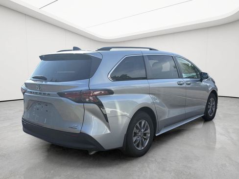 Used 2022 Toyota Sienna LE AWD/4WD image 5