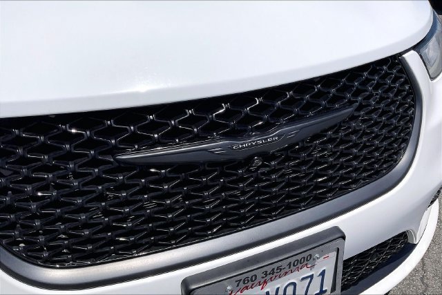 Used 2023 Chrysler Pacifica Limited w/ Uconnect Theater Family Group FWD image 30