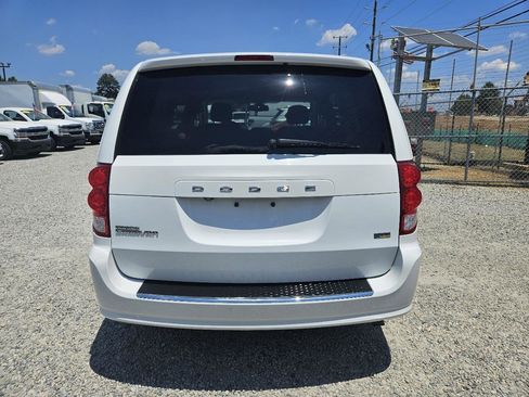 Used 2019 Dodge Grand Caravan SE FWD image 4