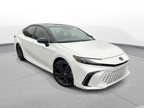 Used 2025 Toyota Camry XSE FWD image 4