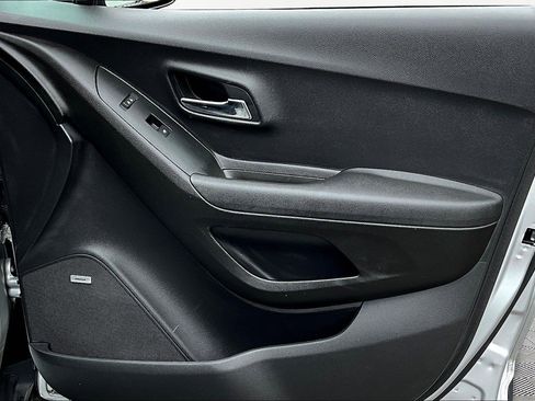 Used 2019 Chevrolet Trax LT w/ Sun & Sound Package image 29