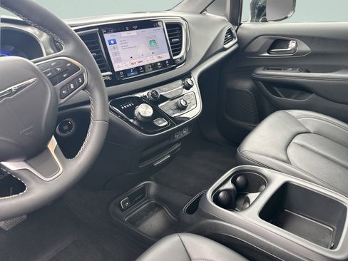 Used 2025 Chrysler Pacifica Select FWD image 14