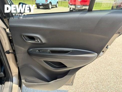 Used 2022 Chevrolet Trax LT w/ Premium Seat Package AWD/4WD image 32