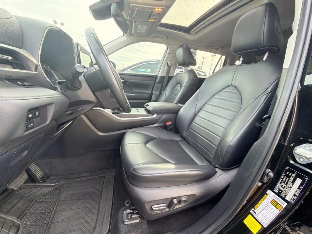 Used 2024 Toyota Highlander XLE FWD image 16