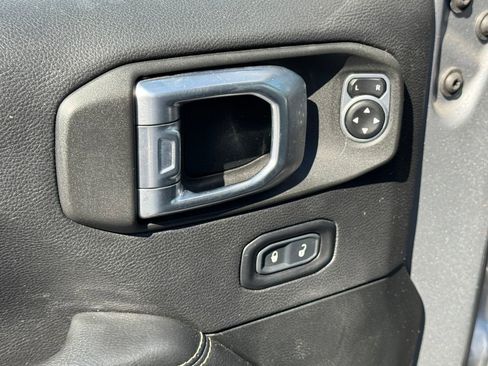 Used 2020 Jeep Wrangler Unlimited Sahara image 22