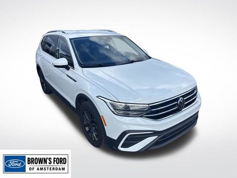 Used 2024 Volkswagen Tiguan SE AWD/4WD image 1