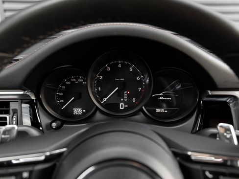 Certified 2025 Porsche Macan AWD/4WD image 17