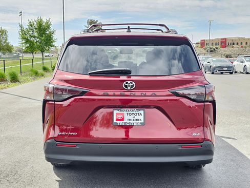 New 2026 Toyota Sienna XLE AWD/4WD image 4