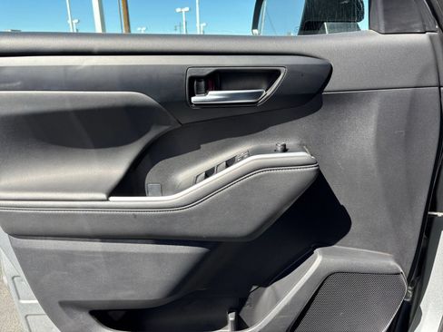Used 2025 Toyota Highlander XSE AWD/4WD image 18