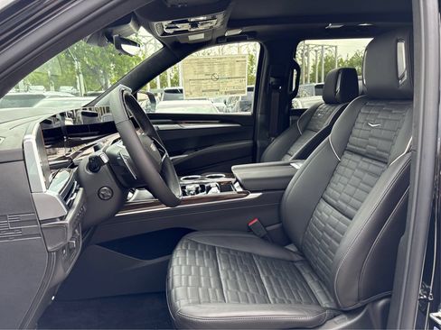 New 2026 Cadillac Escalade ESV Platinum Sport w/ LPO, Floor Liner Package AWD/4WD image 9