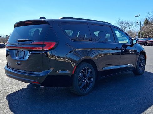New 2026 Chrysler Pacifica Select AWD/4WD image 3