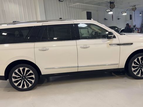 Used 2023 Lincoln Navigator L Reserve AWD/4WD image 2