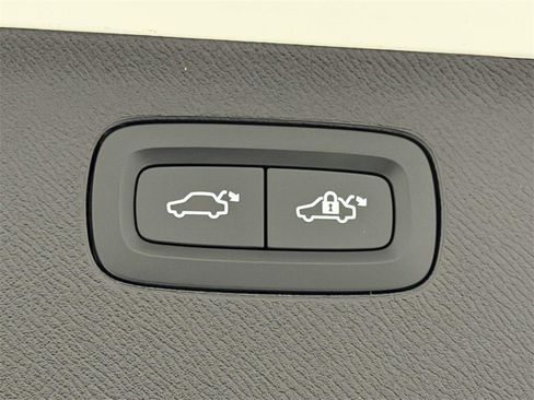 Used 2025 Volvo XC90 T8 Ultra image 12