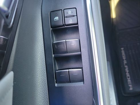 Used 2020 Toyota Highlander Limited FWD image 23