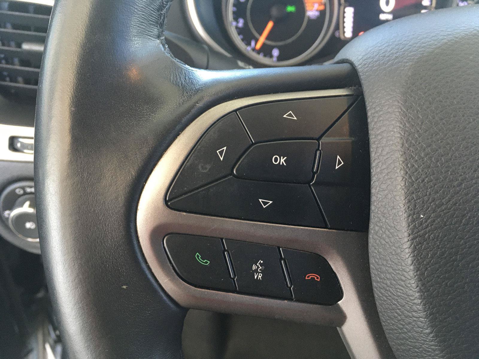 Used 2019 Jeep Cherokee Latitude Plus FWD image 25