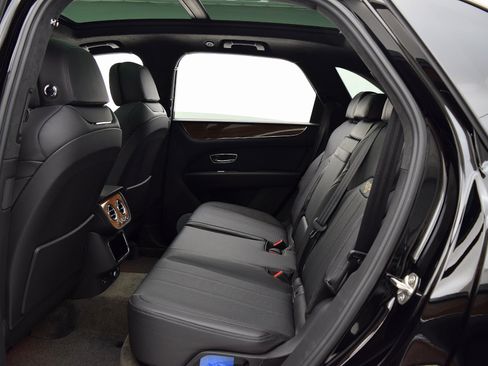 Certified 2021 Bentley Bentayga Plug-In Hybrid AWD/4WD image 20