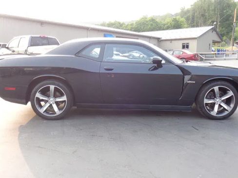 Used 2014 Dodge Challenger SXT RWD image 9