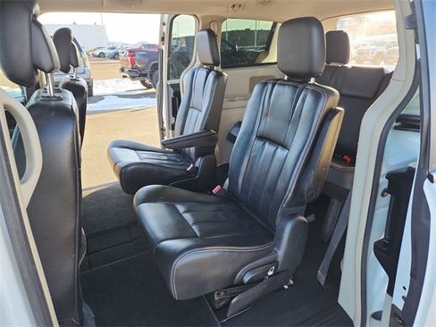 Used 2014 Chrysler Town & Country Touring image 22